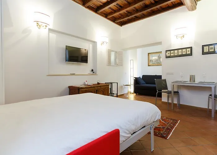 Navona, Old Rome Lodge